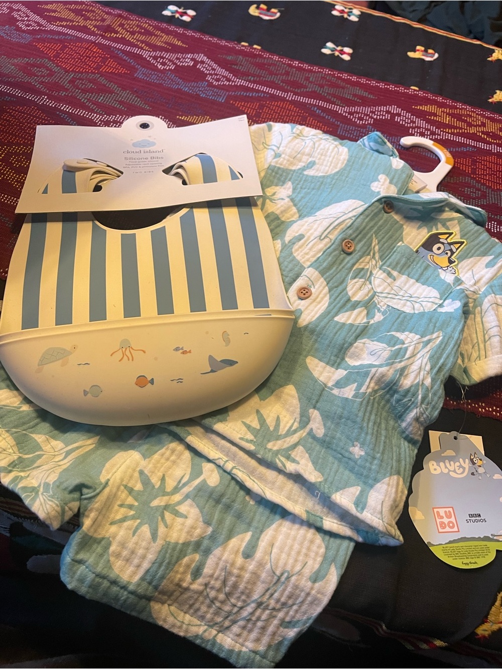 New Bluey 12 mos short & shirt & 2 pk silicone bibs